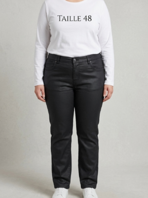 Pantalon noir enduit T48 porté vue de face