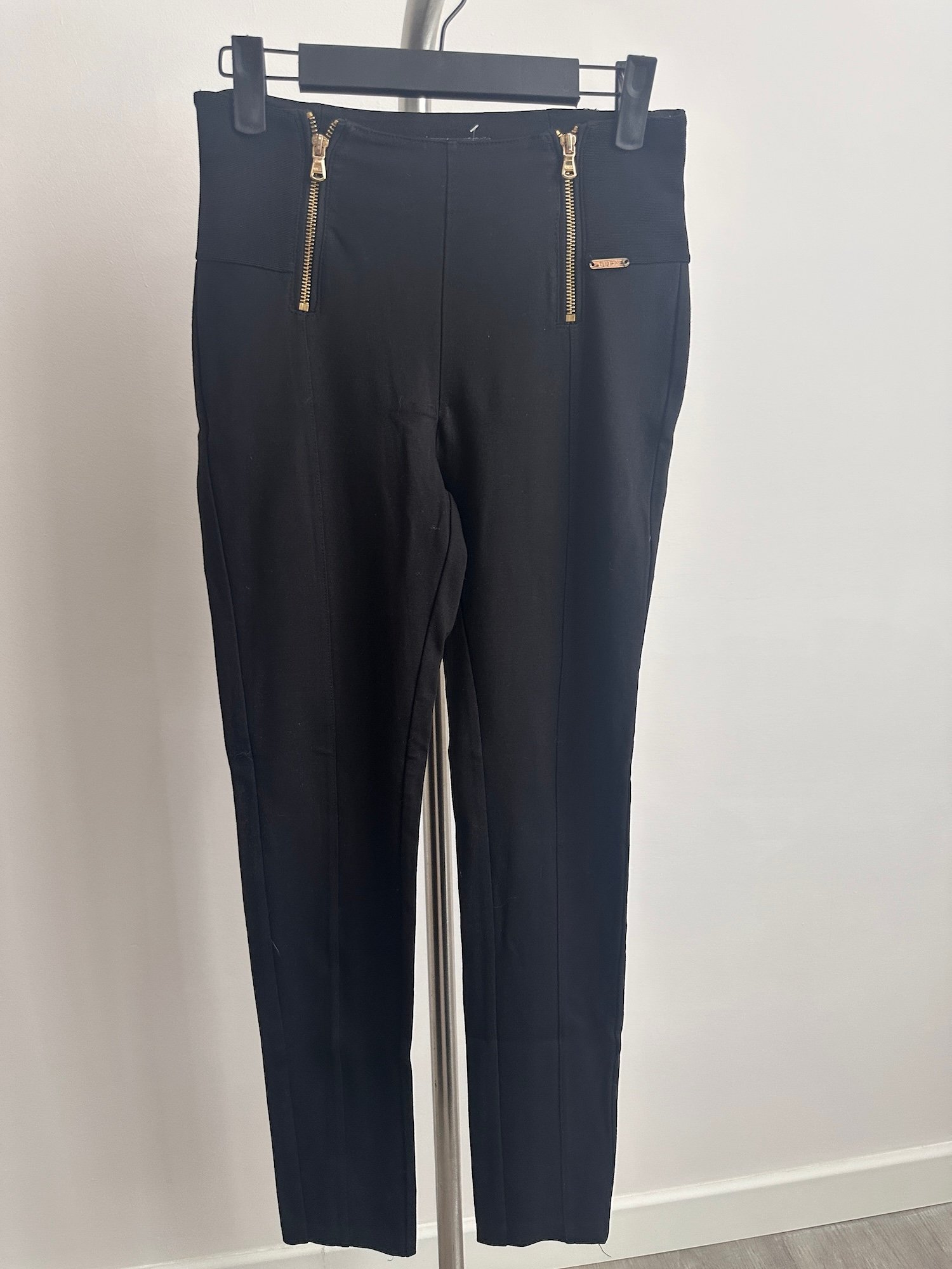 Pantalon T: XS slim noir Guess – Image 2