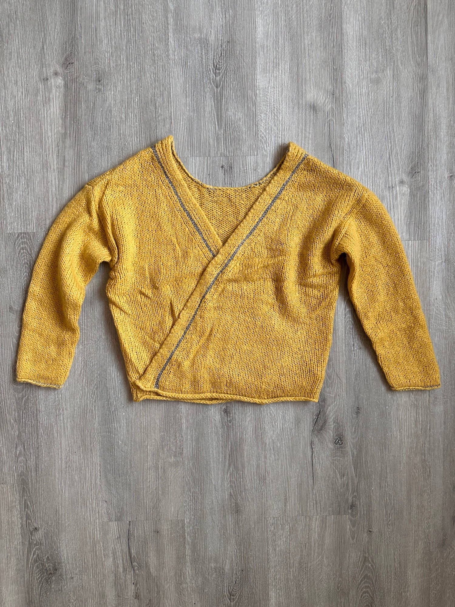 Gilet cache-cœur jaune moutarde mohair Miss Captain – Image 2