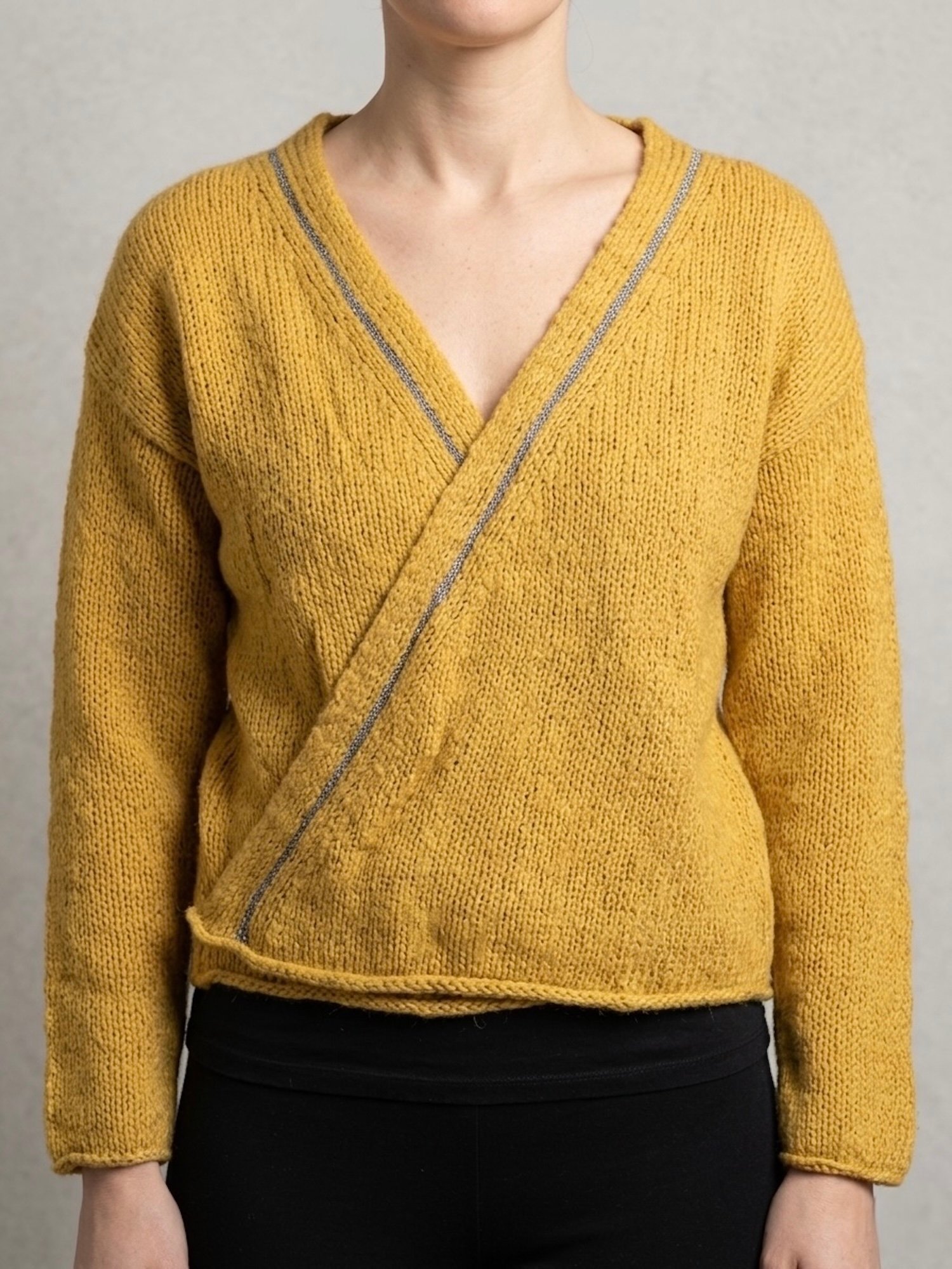 Gilet cache-cœur jaune moutarde mohair Miss Captain femme taille XL porté