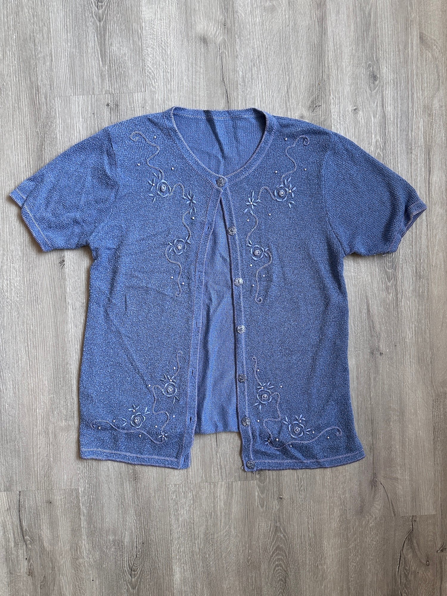 Gilet vintage bleu pervenche manches courtes brodé de perles – Image 2