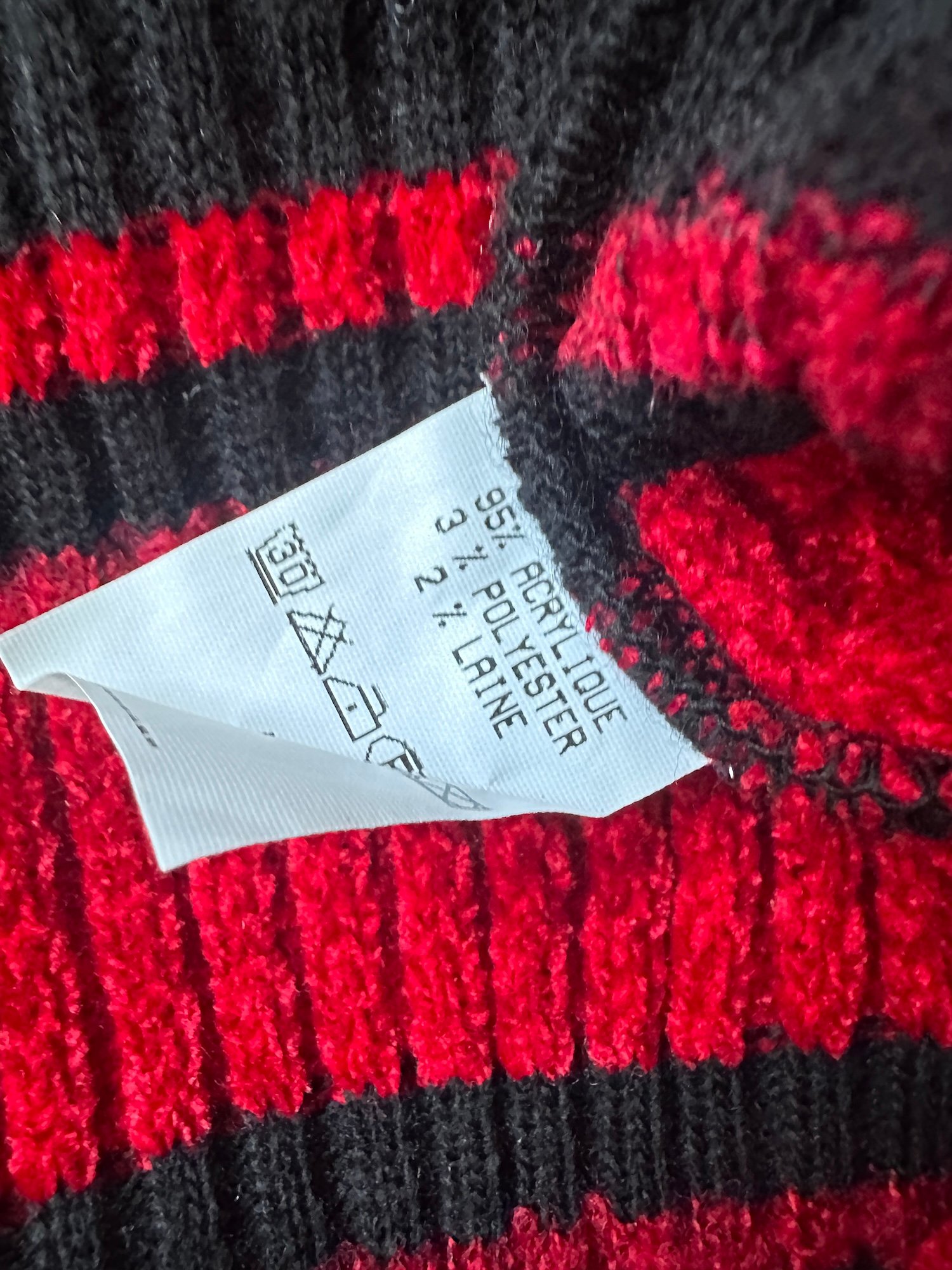 Pull col roulé rayé noir et rouge effet chenille – Image 4
