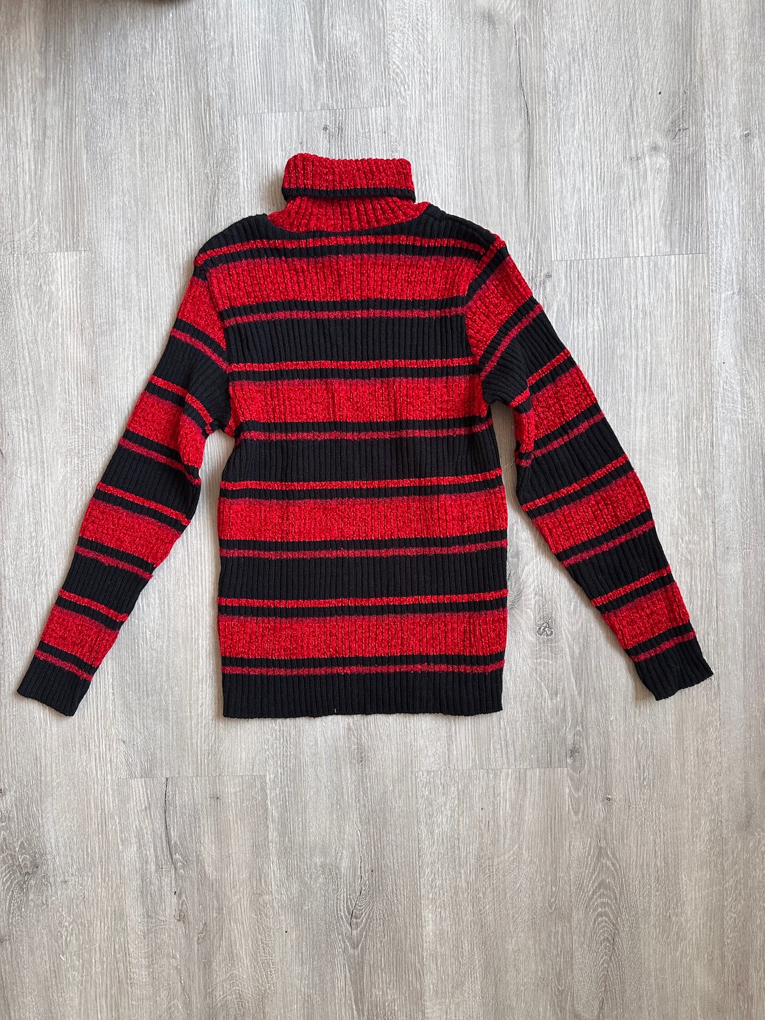 Pull col roulé rayé noir et rouge effet chenille – Image 3