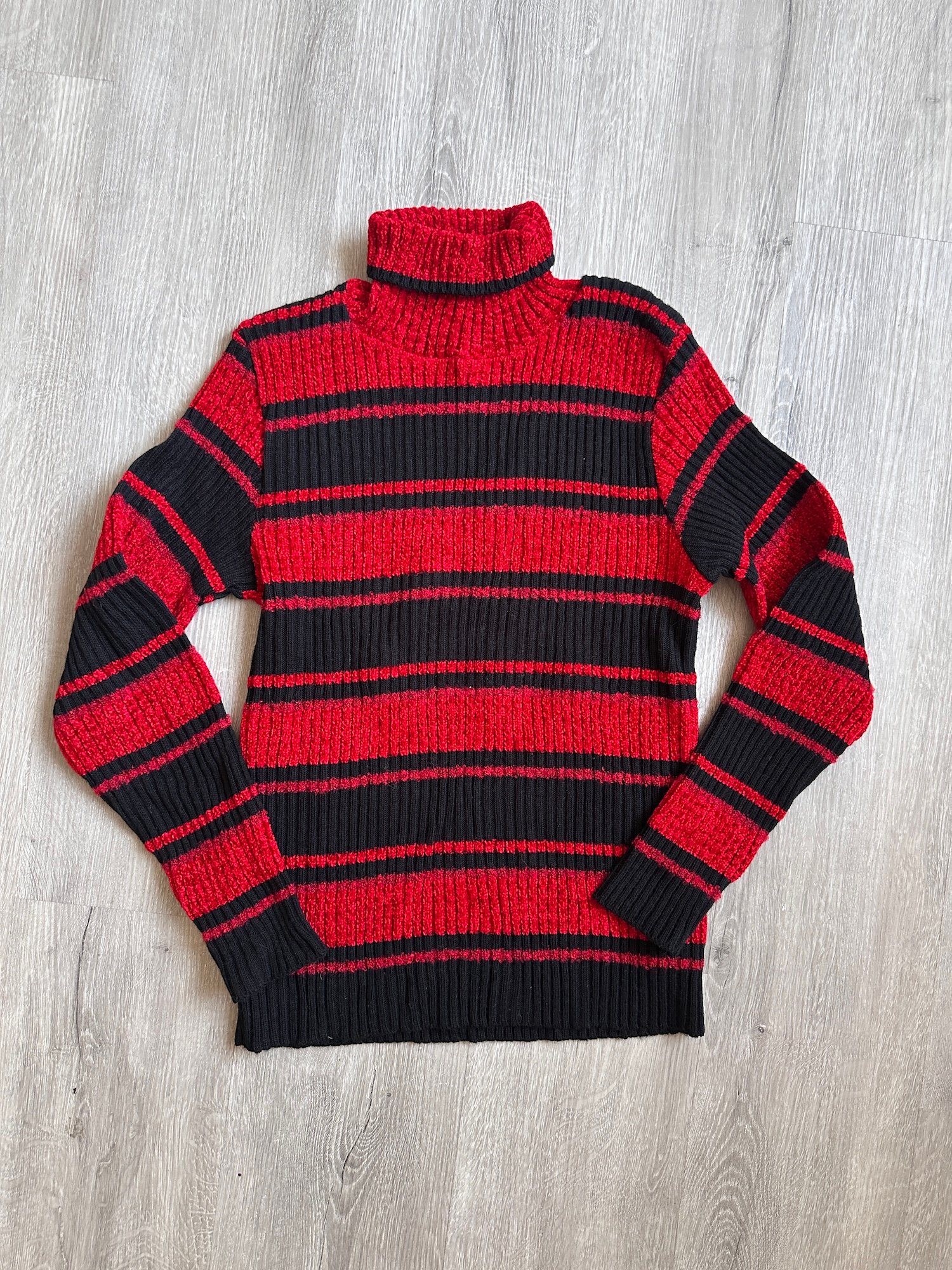 Pull col roulé rayé noir et rouge effet chenille – Image 2