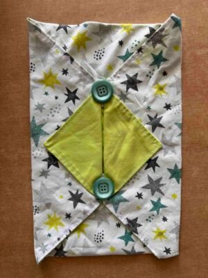 Housse en tissu artisanale pour boîte de mouchoirs motif étoiles et boutons verts d'occasion – déco de seconde main sur Oumi Friperie