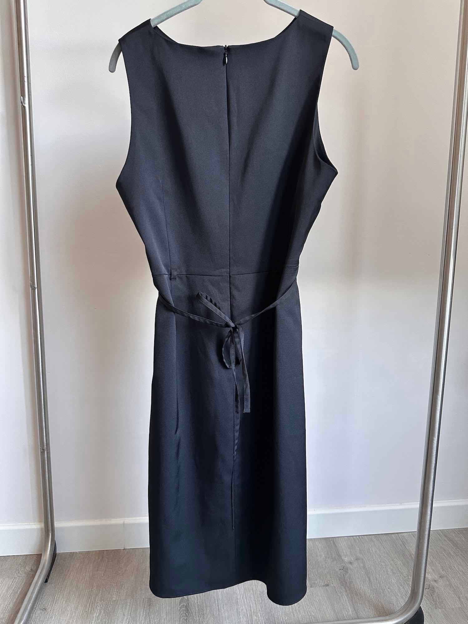 Robe noire élégante sans manches Autre Ton avec col rond et lien à nouer - vue de dos