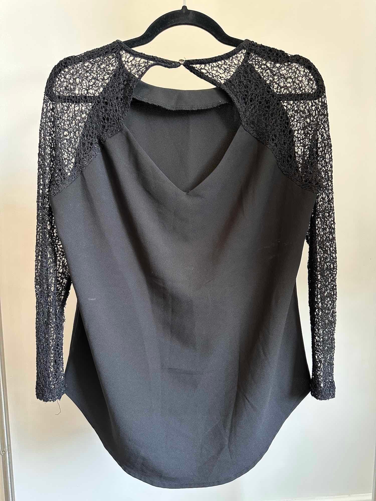 Blouse noire femme Vila en tissu fluide avec manches longues en dentelle et dos goutte d'eau vu de dos