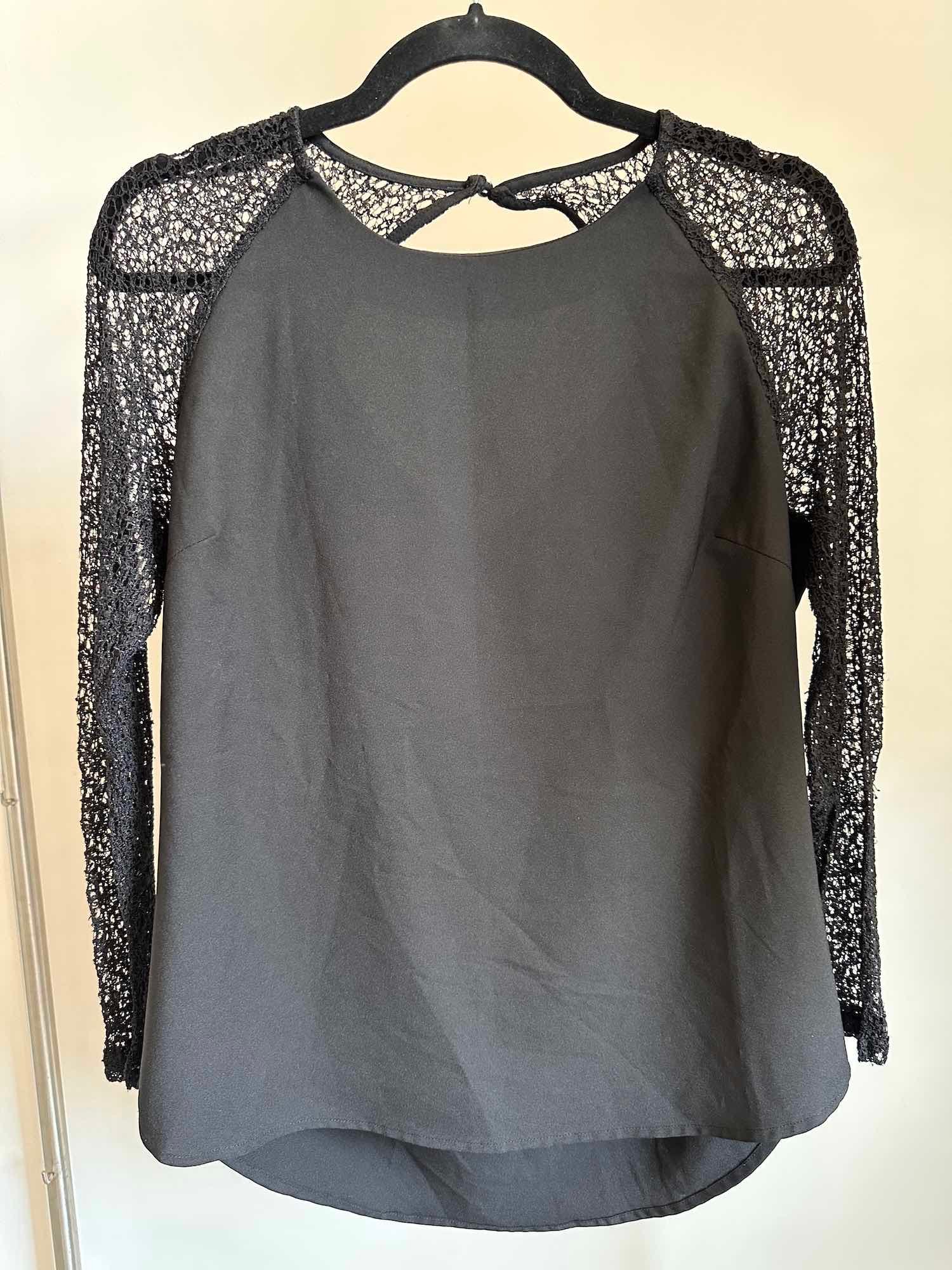 Blouse noire femme Vila en tissu fluide avec manches longues en dentelle et dos goutte d'eau vue de face