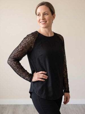 Blouse noire femme Vila en tissu fluide avec manches longues en dentelle et dos goutte d'eau