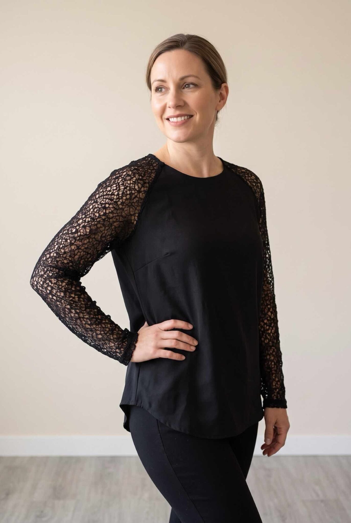 Blouse noire femme Vila en tissu fluide avec manches longues en dentelle et dos goutte d'eau