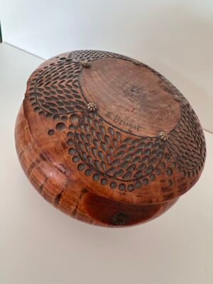 Boîte ronde en bois sculpté signée F. Brunet d'occasion – objet déco vintage de seconde main sur friperie en ligne