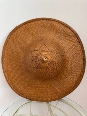 Chapeau conique traditionnel asiatique en bambou tressé d'occasion – accessoire vintage de seconde main sur friperie en ligne