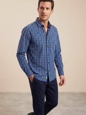 chemise homme Jules à carreaux bleus et noirs portee