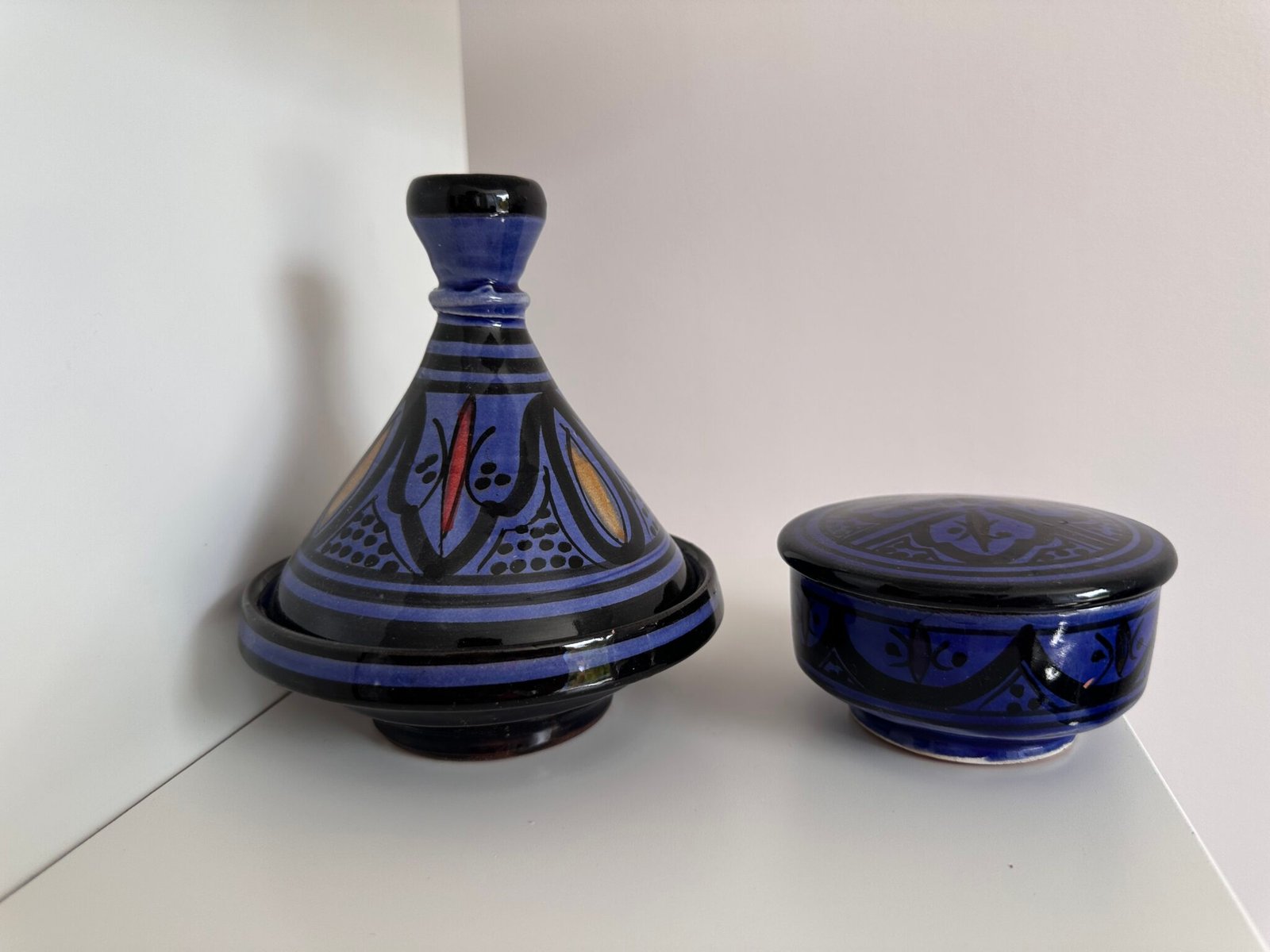 Duo tajine et boîte en céramique artisanale bleu et noir d'occasion – déco orientale vintage de seconde main sur friperie en ligne