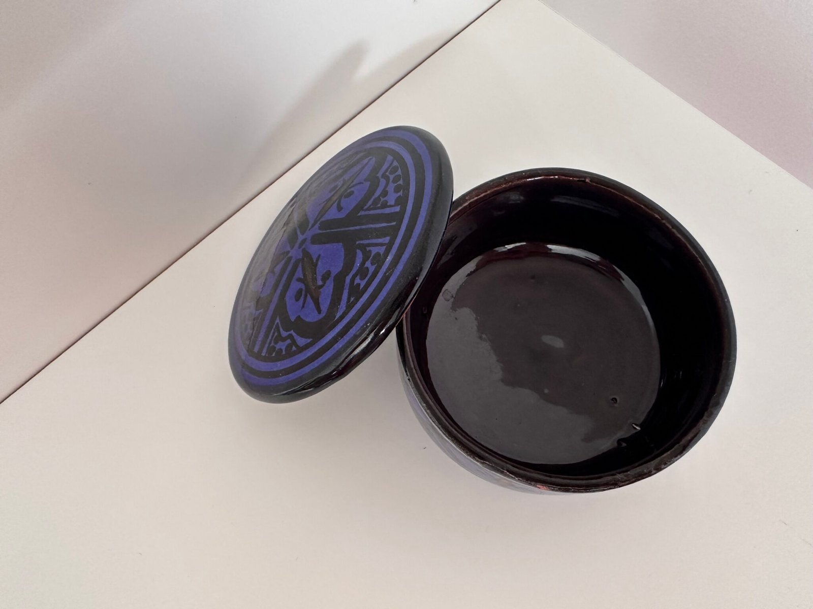 boîte en céramique artisanale bleu et noir d'occasion – déco orientale vintage de seconde main sur friperie en ligne