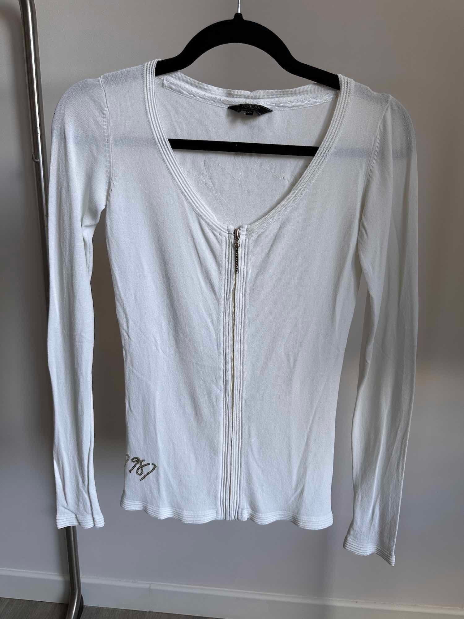 gilet guess blanc occasion presente sur cintre