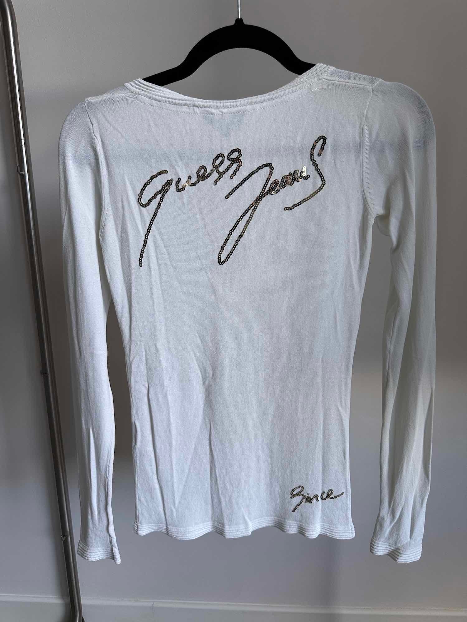 gilet guess blanc et strass vue de dos