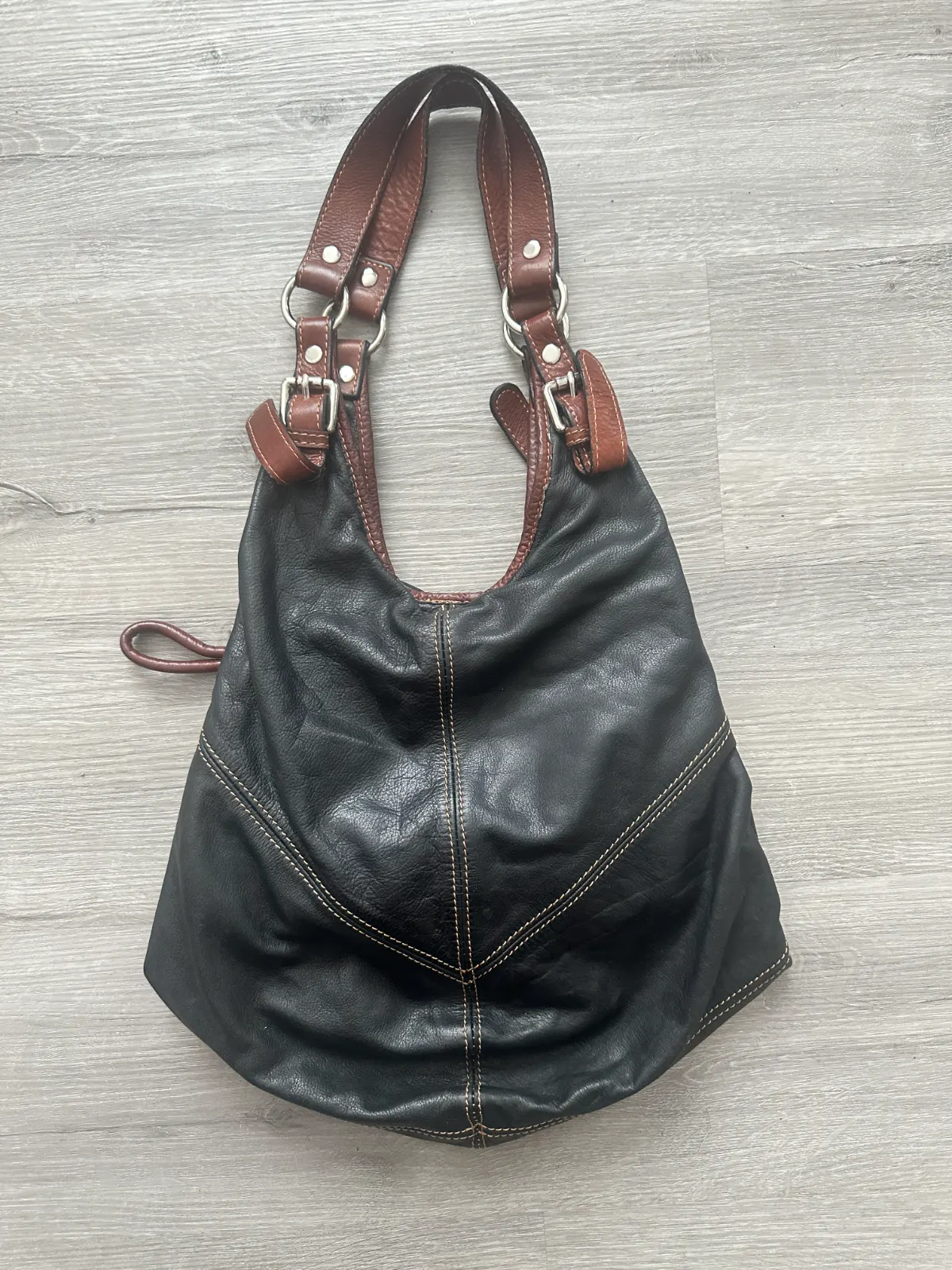 grand sac hobo motard noir marron artisanal made in italy etiquette
