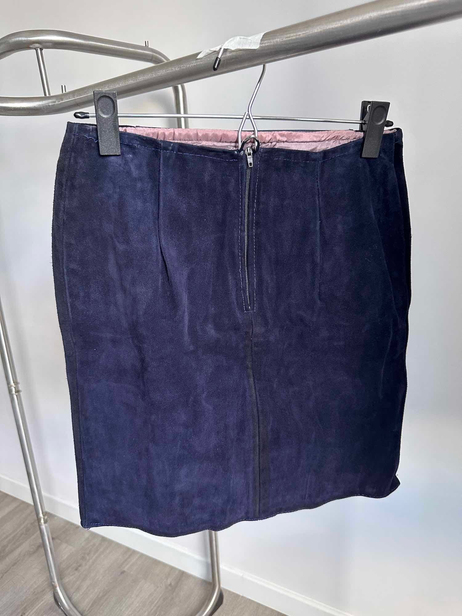 Vue de dos avec fermeture éclair d'une jupe courte en cuir véritable bi-matière faite main, mode vintage de seconde main pas chère.
