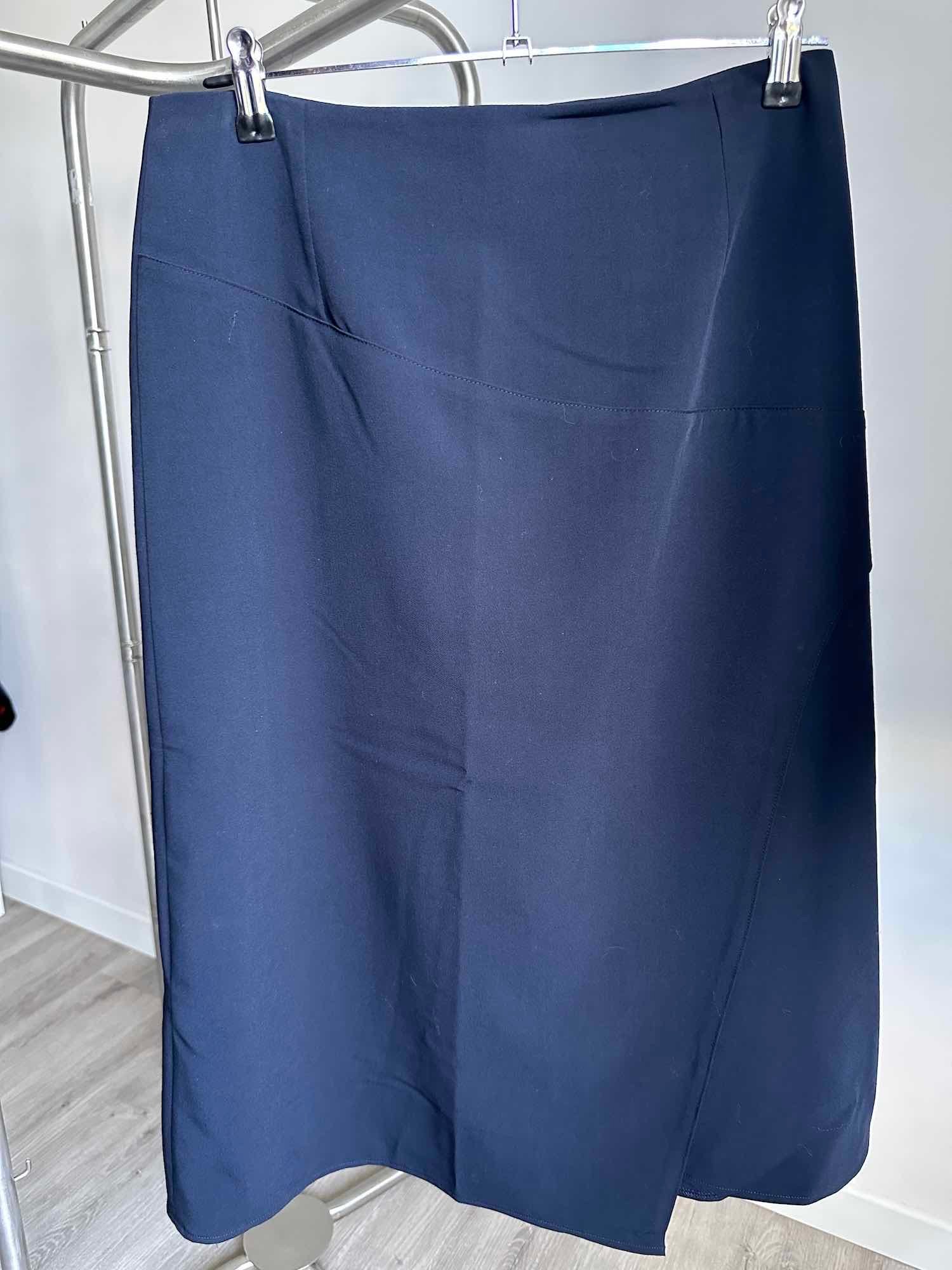 Vues de face d'une jupe droite bleu marine de seconde main avec coutures asymétriques, mode chic et de qualité à petit prix en friperie en ligne.