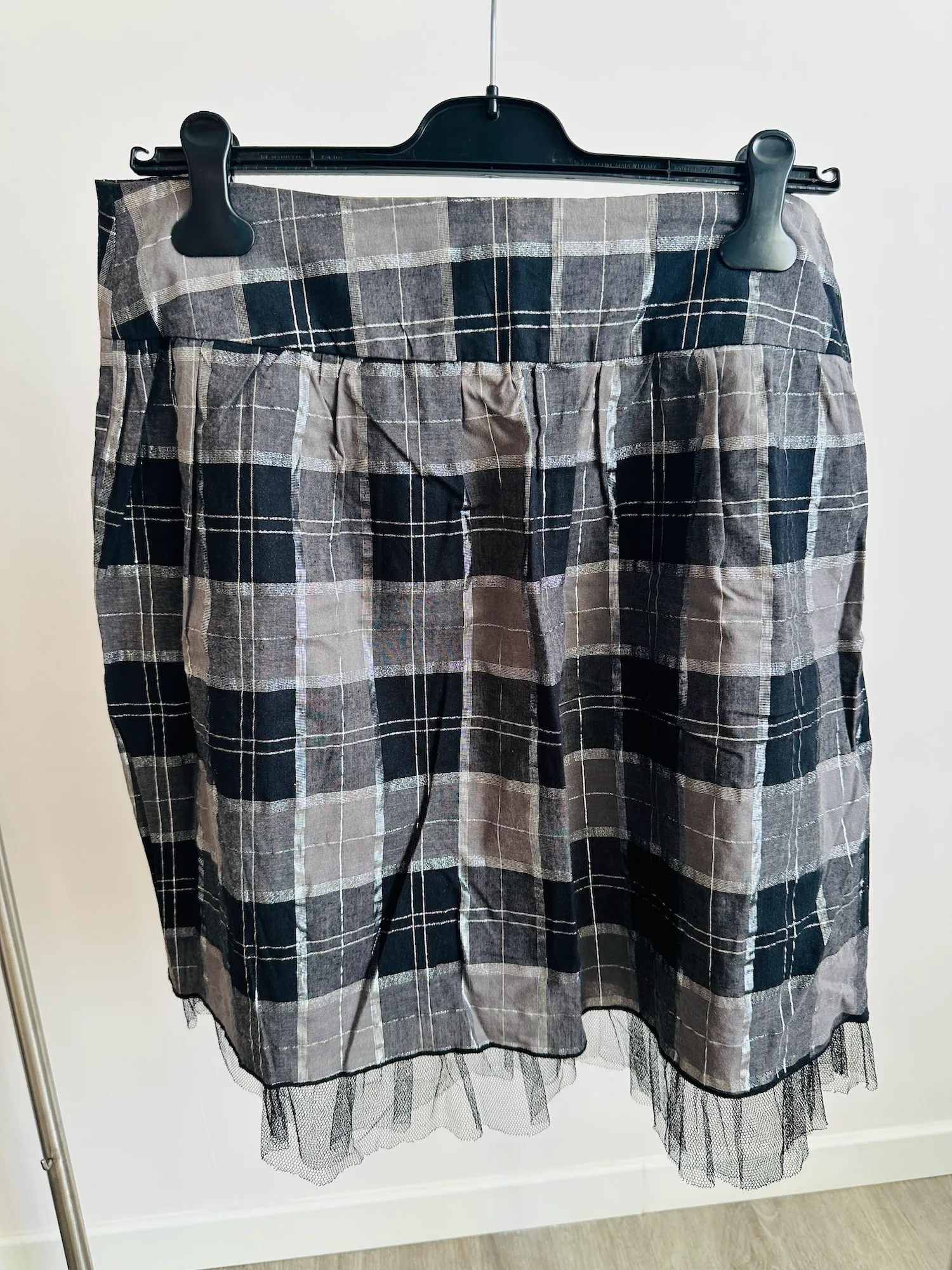 jupe evasee tartan noir et gris bordee de tulle xanaka esprit y2k dos