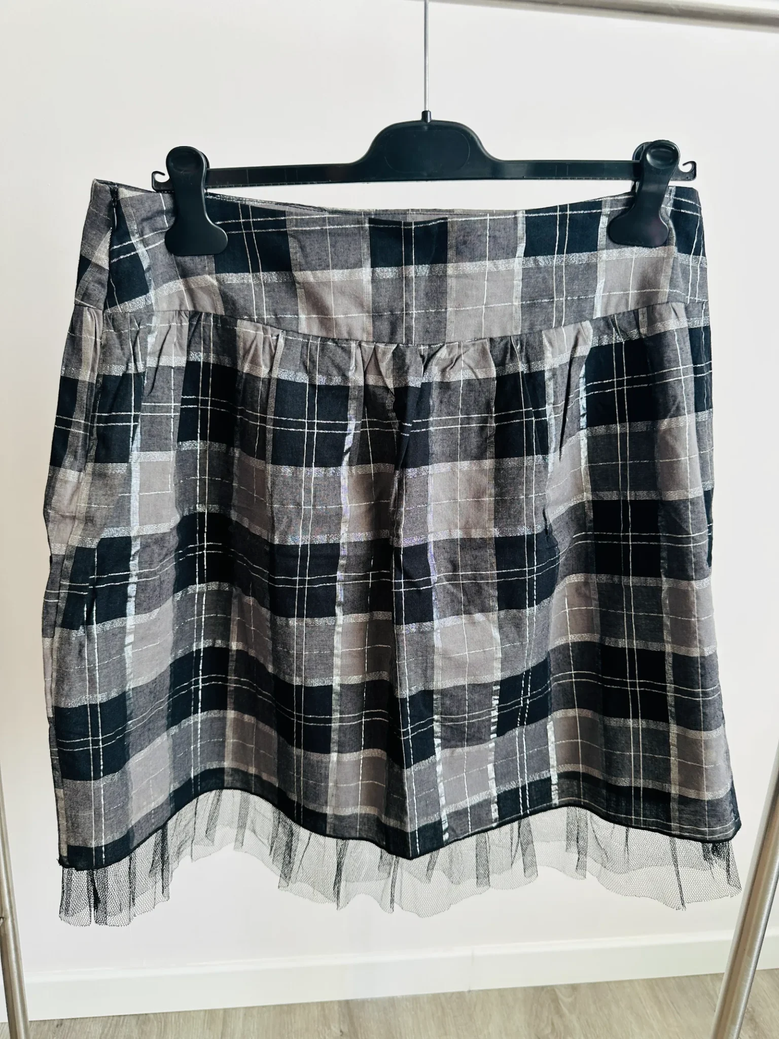 jupe evasee tartan noir et gris bordee de tulle xanaka esprit y2k face