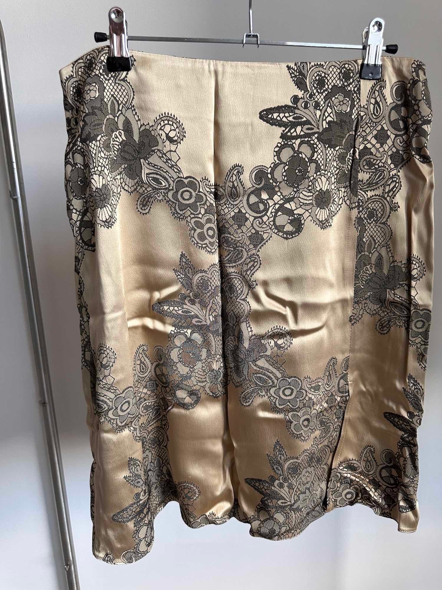 Jupe droite chic et rétro Surabaya en acétate et viscose, motif floral et dentelle ton sur ton, suspendue sur cintre. vue de face