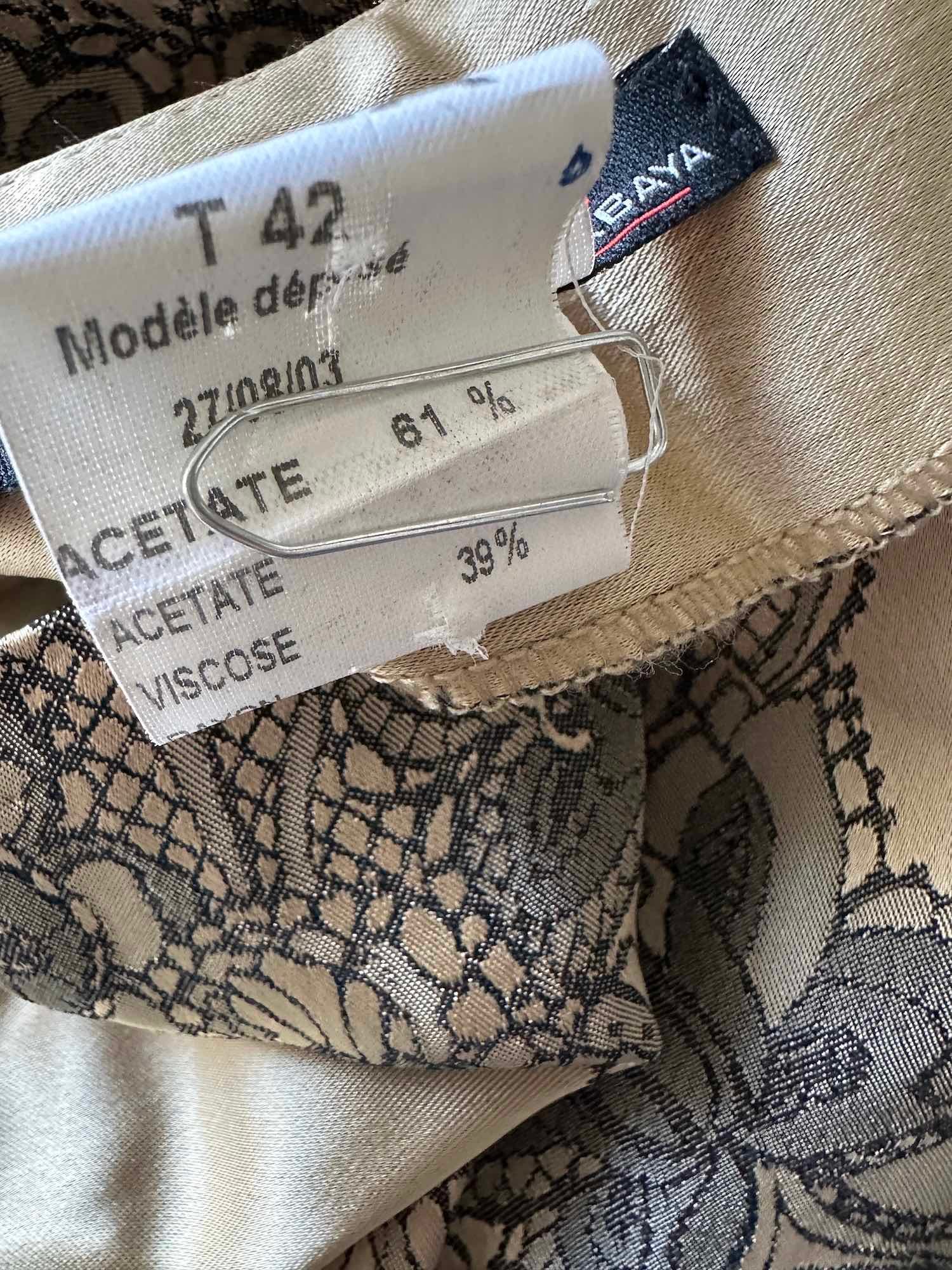 Détail de l'étiquette de composition (taille 42) d'une jupe de seconde main de marque Surabaya, mode éthique et pas chère en friperie en ligne.