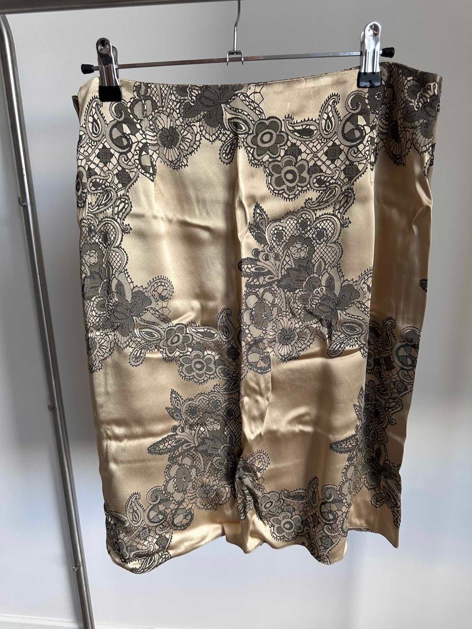 Jupe chic de seconde main Surabaya en acétate et viscose, motif dentelle rétro à petit prix sur notre friperie en ligne.