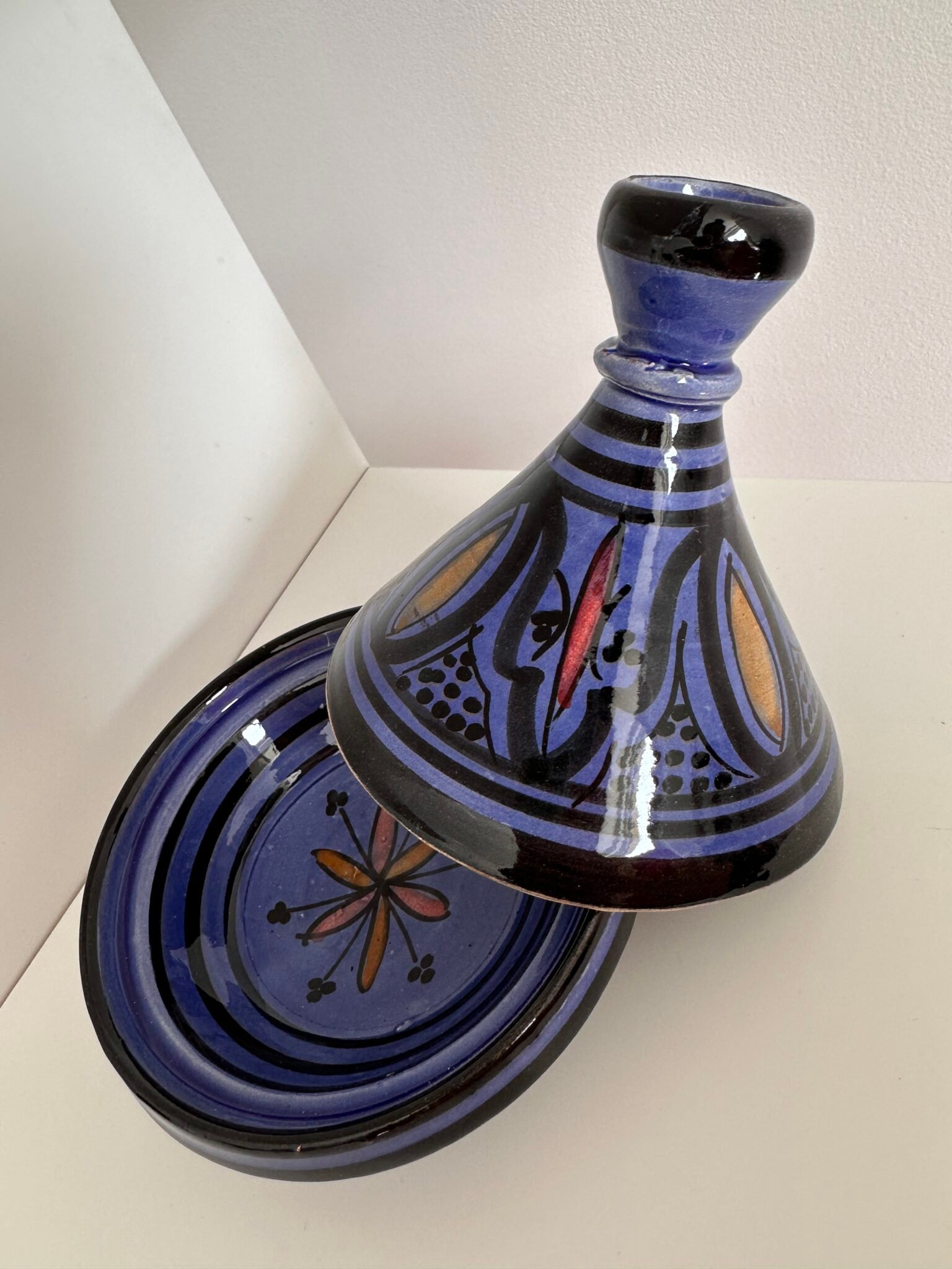 Tajine en céramique artisanale bleu et noir d'occasion – déco orientale vintage de seconde main sur friperie en ligne