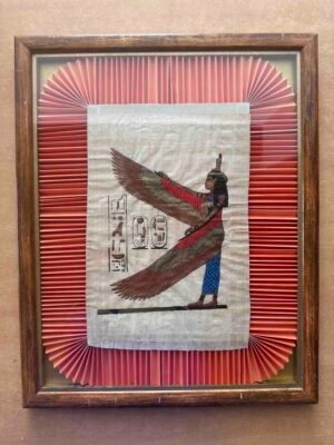 Tableau représentant la déesse Isis avec les ailes déployées sur un papyrus