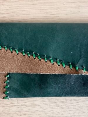 Pochette portefeuille en cuir vert et suède surpiqûres artisanales d'occasion – maroquinerie de seconde main sur Oumi Friperie