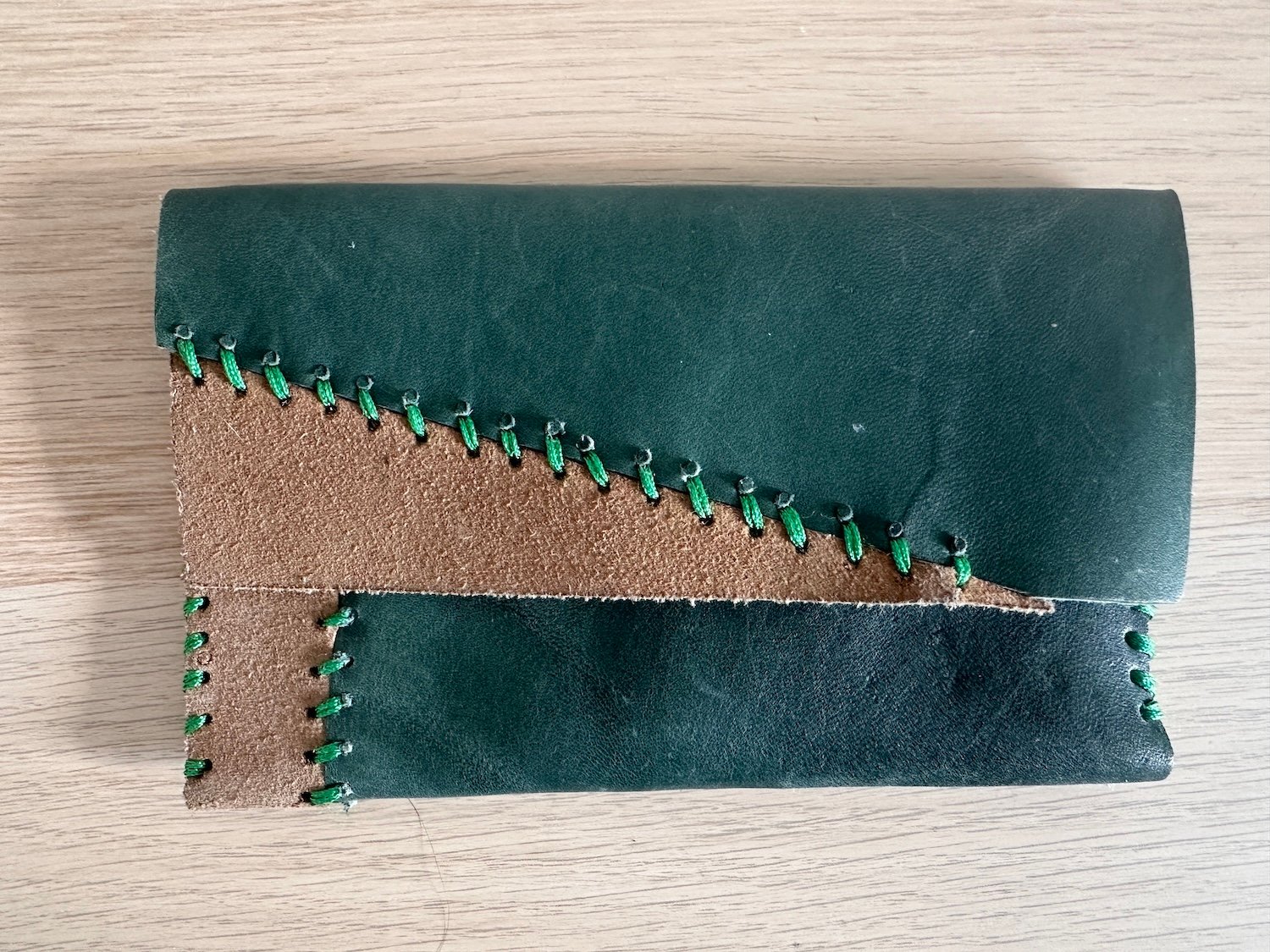 Pochette portefeuille en cuir vert et suède surpiqûres artisanales d'occasion – maroquinerie de seconde main sur Oumi Friperie