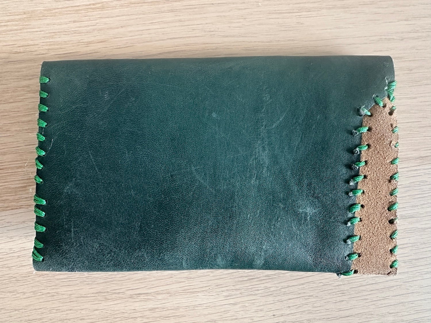 Dos pochette en cuir vert avec empiècement suède et couture main d'occasion – maroquinerie artisanale de seconde main sur Oumi Friperie