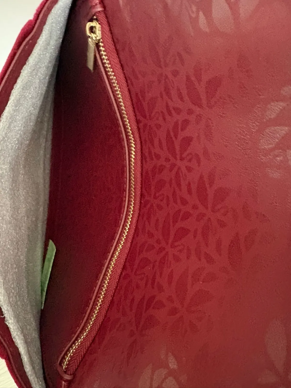 pochette swarovski bordeaux rouge bordeaux etiquette