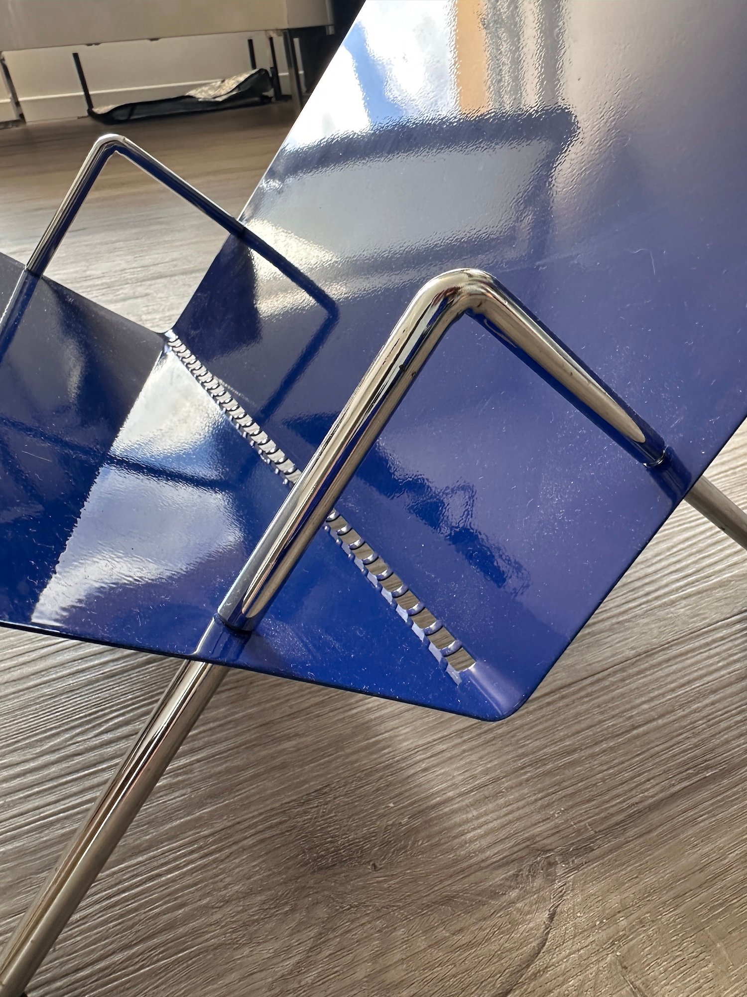 Détail tôle perforée et structure chromée porte-revues bleu d'occasion – mobilier vintage de seconde main sur Oumi Friperie