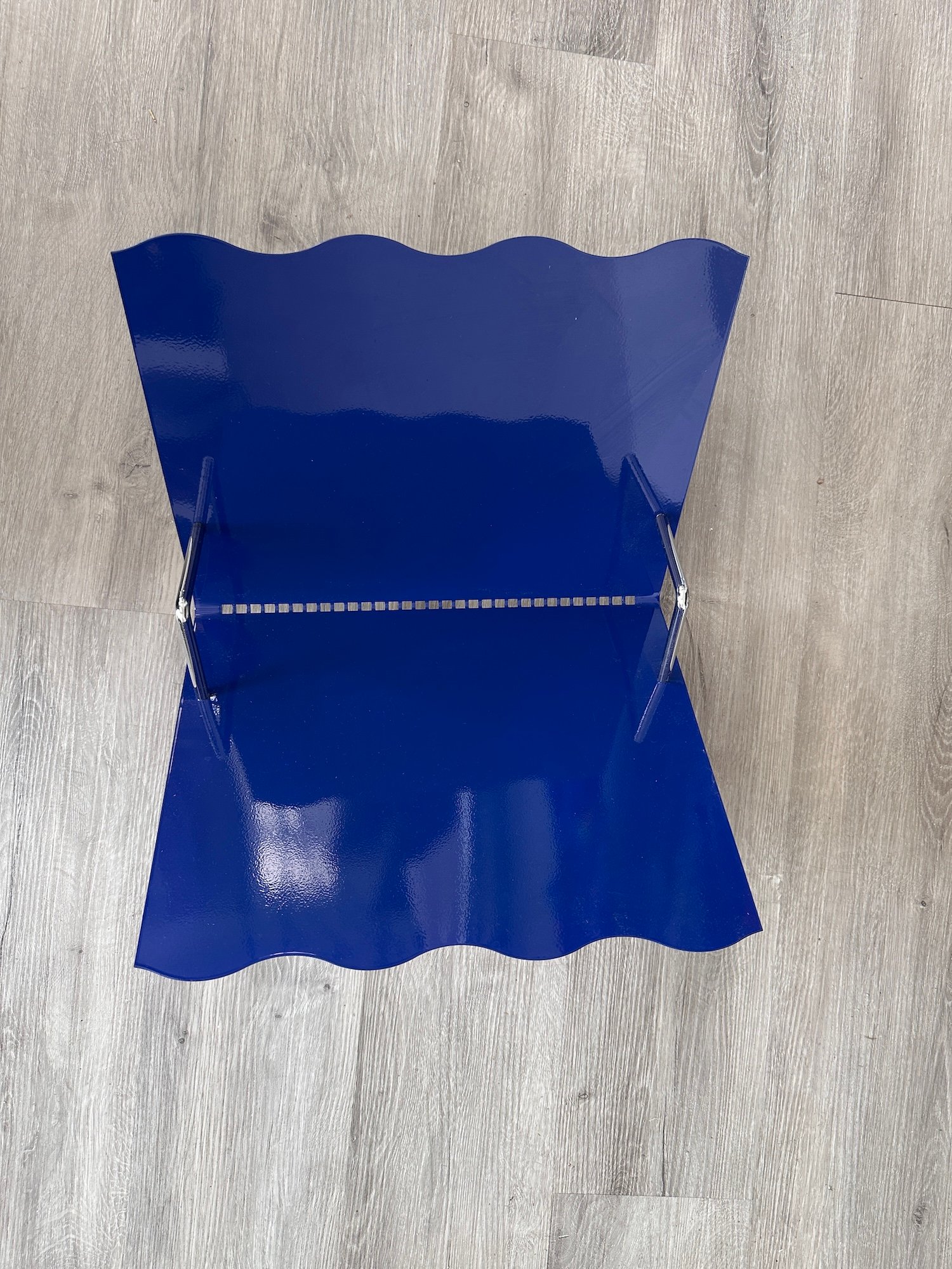 Porte-revues vintage en métal laqué bleu et chrome d'occasion – mobilier rétro de seconde main sur Oumi Friperie