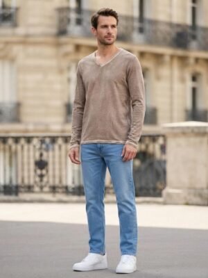 Pull Jules beige col V porté vue de face