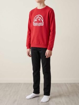 Adolescent portant un sweat Kiabi ado rouge avec motif Woodlands blanc, vue de face.