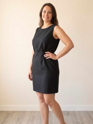 Robe noire élégante sans manches Autre Ton avec col rond et lien à nouer