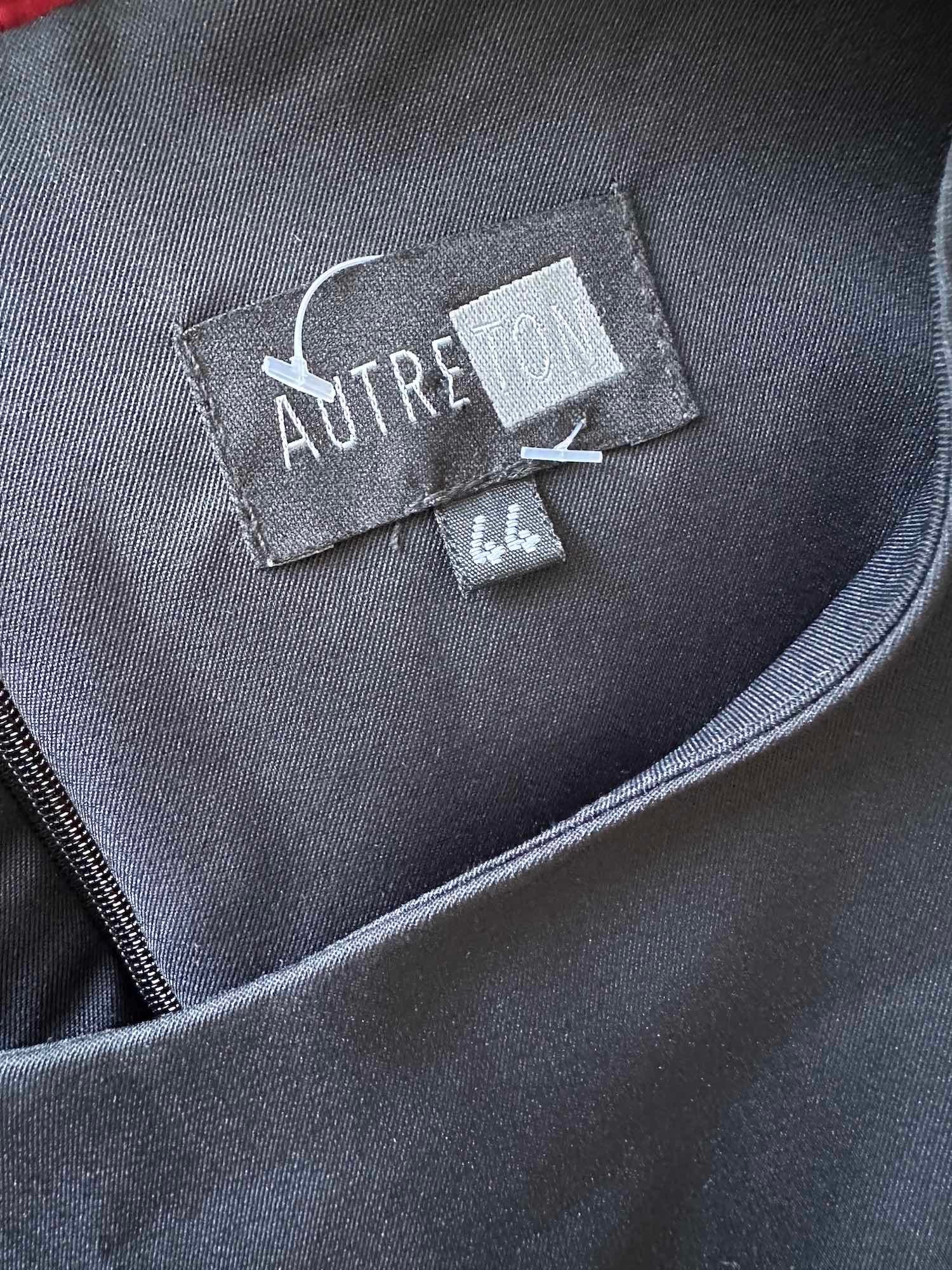 Robe noire élégante sans manches Autre Ton avec col rond et lien à nouer - etiquette