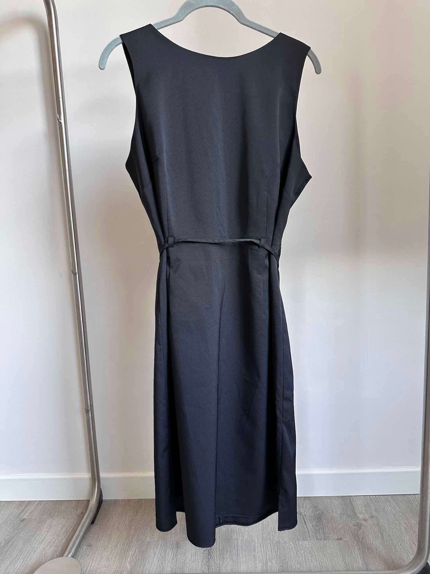 Robe noire élégante sans manches Autre Ton avec col rond et lien à nouer - vue de face