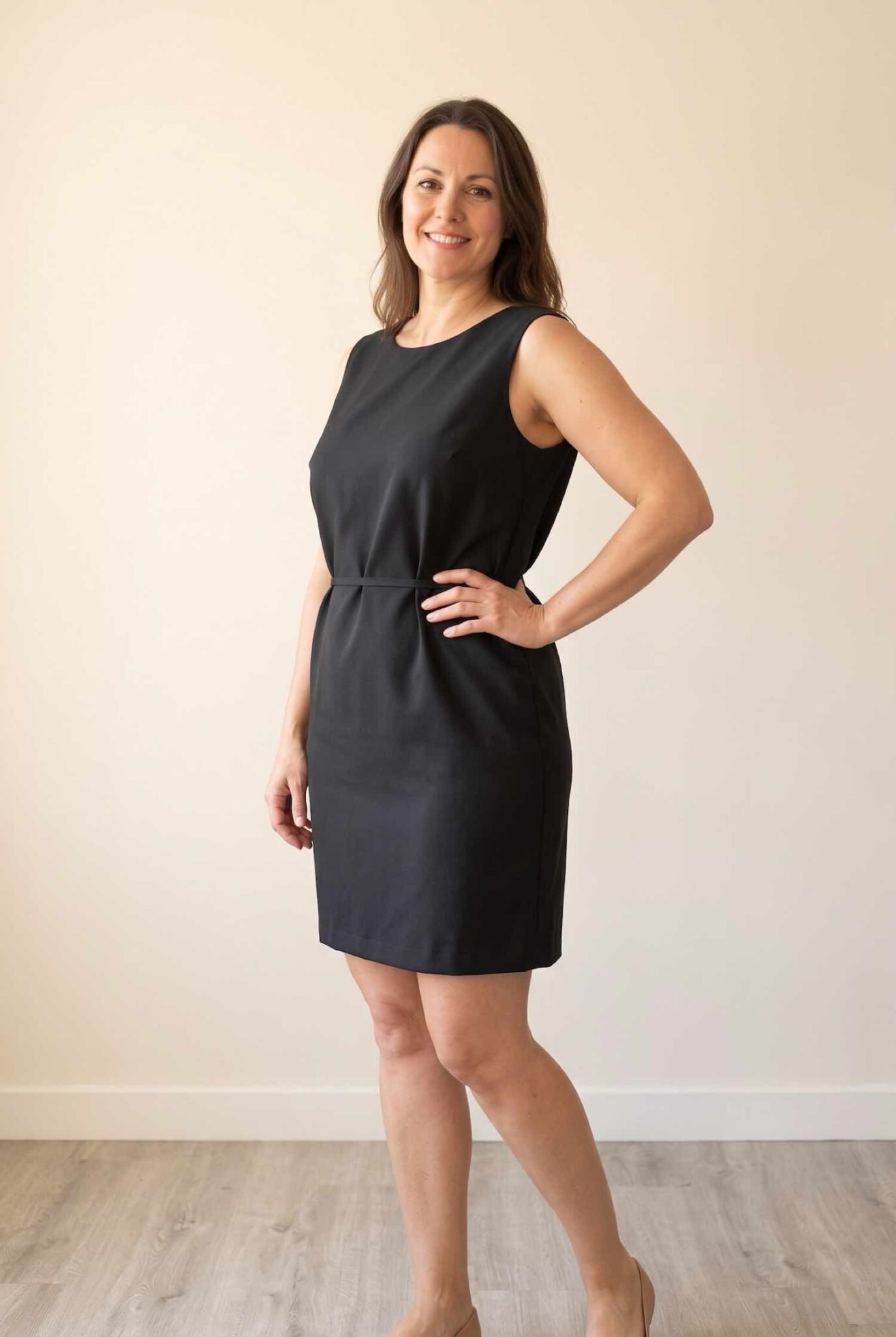 Robe noire élégante sans manches Autre Ton avec col rond et lien à nouer