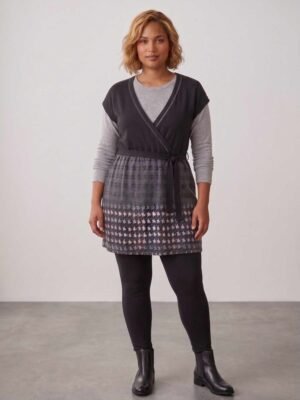 Robe d'hiver grise et noire à motif pied-de-poule avec ceinture, portée avec un haut gris, de seconde main d'occasion et pas chère sur notre friperie en ligne.