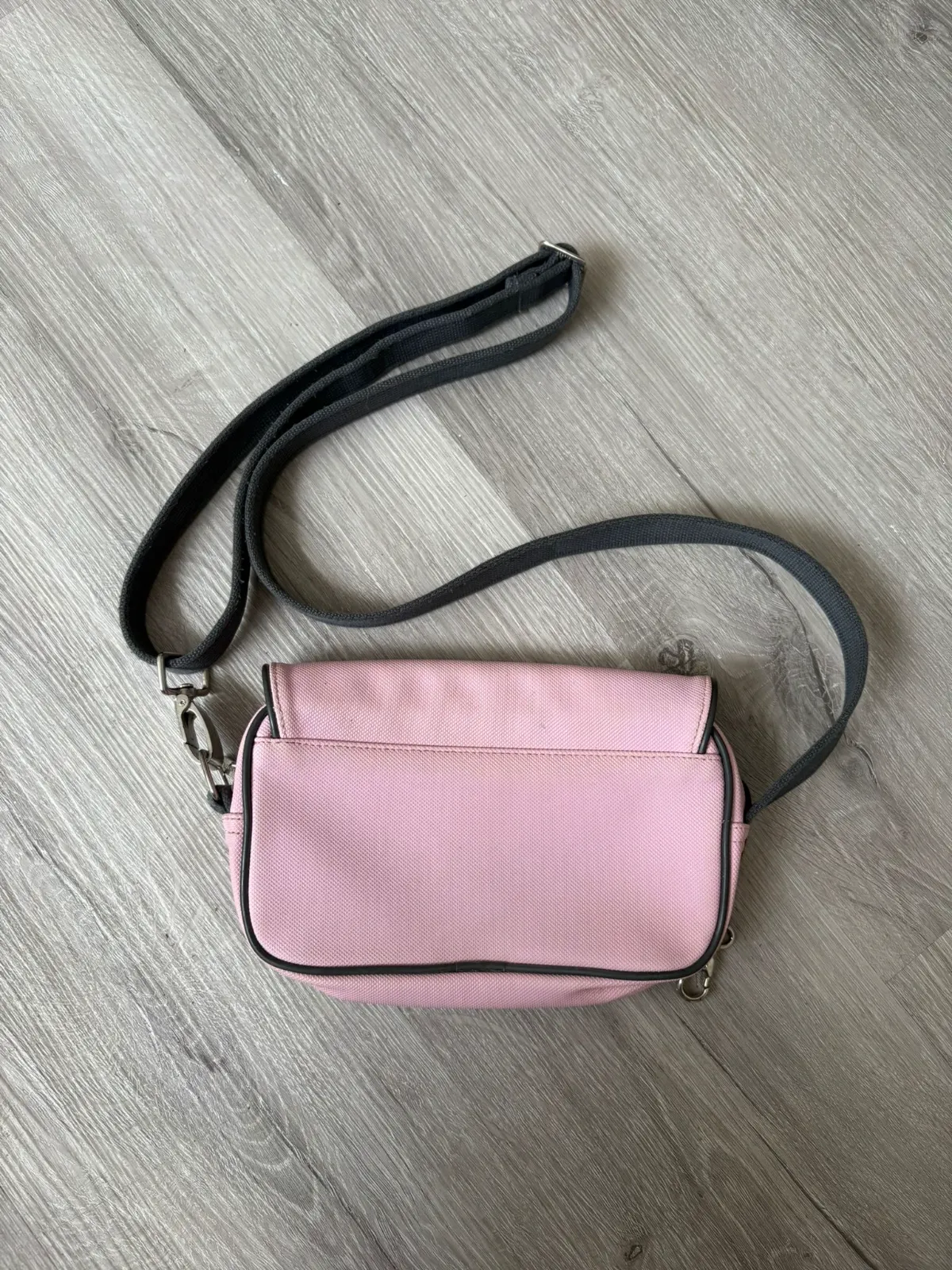 sacoche lacoste piquee rose etiquette