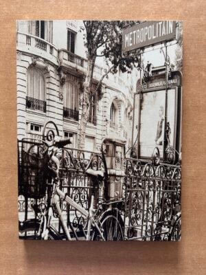 Tableau du métro parisien représentant la station Assemblée Nationale avec un vélo