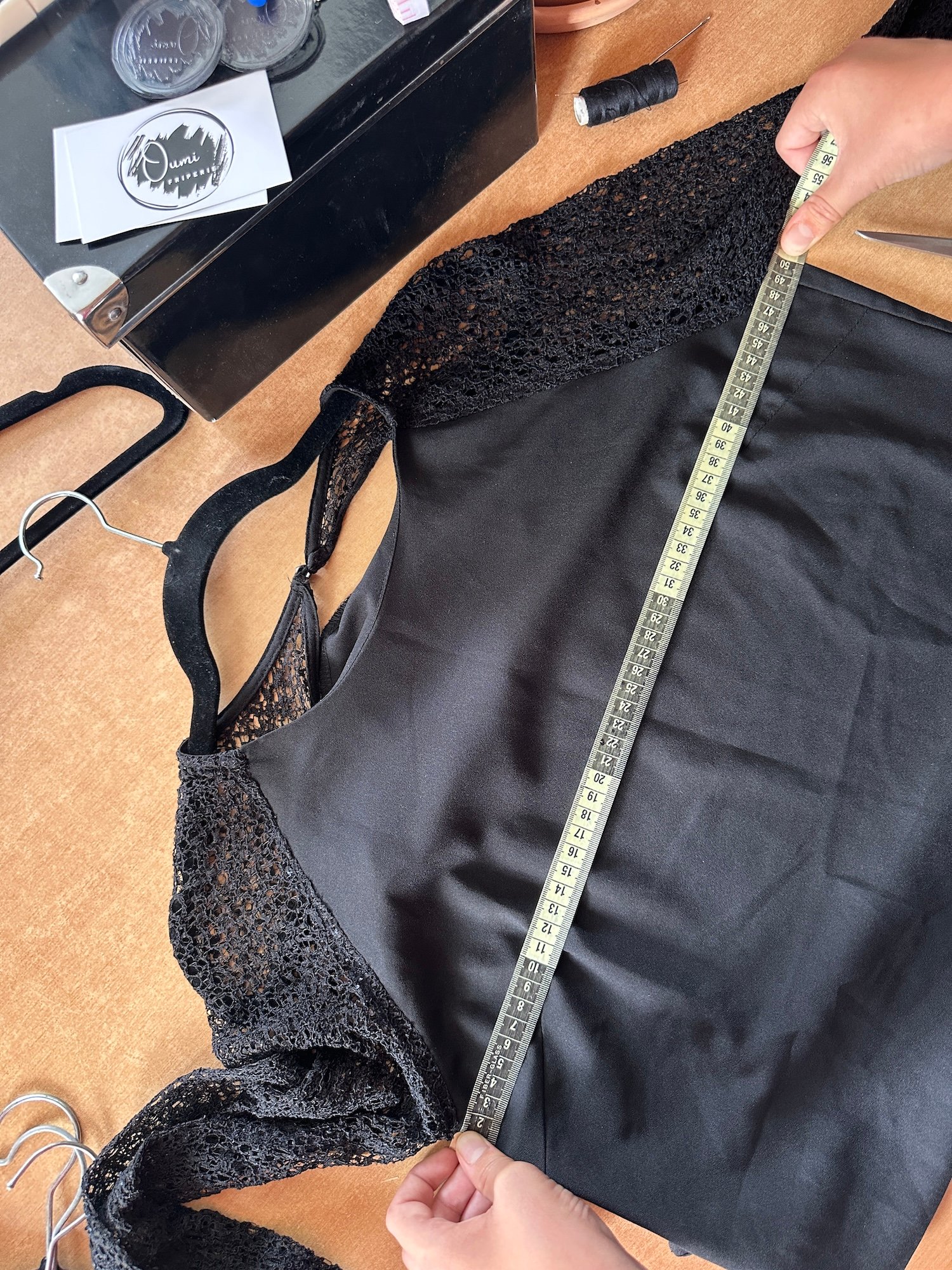 Mesure de la longueur d'une blouse seconde main à plat, du col au bas du vêtement