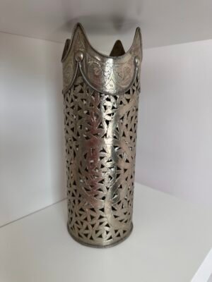 Vase cylindrique ajouré en métal argenté style oriental d'occasion – objet déco vintage de seconde main sur friperie en ligne