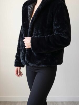 Manteau court noir en fausse fourrure Ligne à Suivre avec grande capuche enveloppante