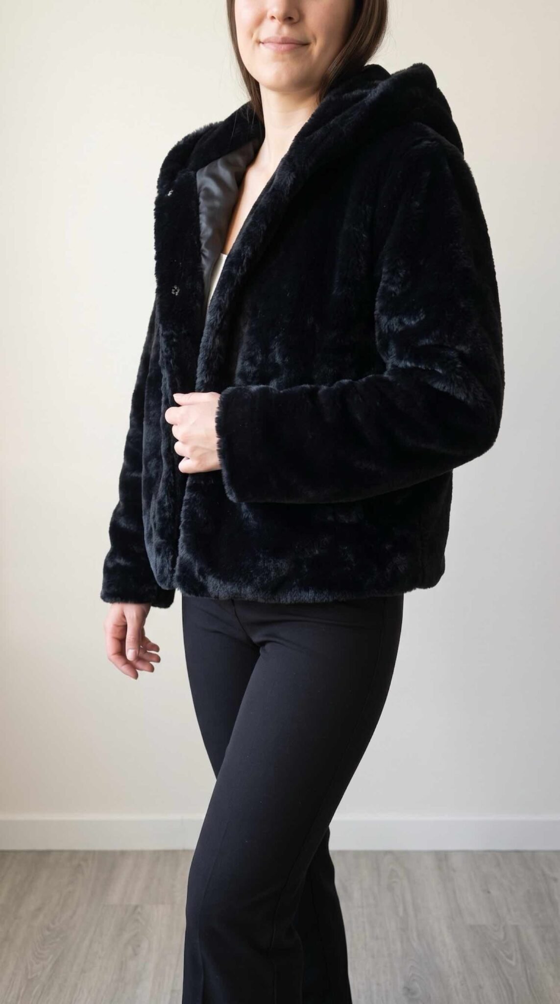 Manteau court noir en fausse fourrure Ligne à Suivre avec grande capuche enveloppante